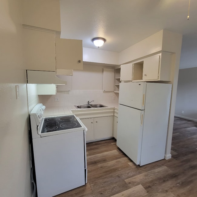 Building Photo - 1311 E San Bruno Ave