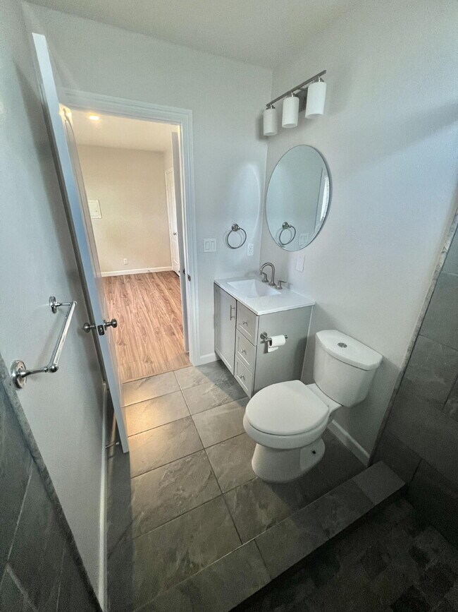 Building Photo - Newly Remodeled, Charming 1-Bedroom Oasis ...