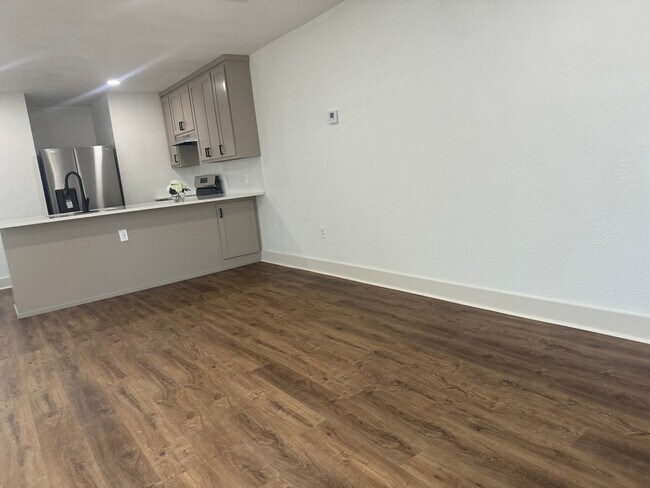 Building Photo - Gorgeous fully updated 1 Bedroom Duplex