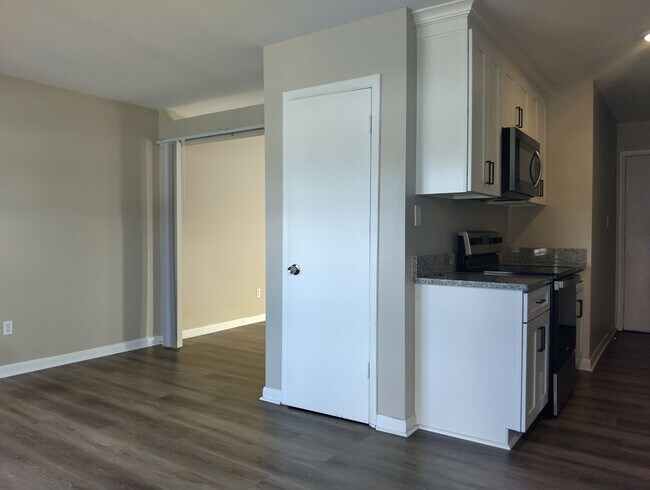 Building Photo - 7580 Bellehaven Dr