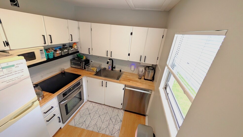 Building Photo - 542 Fanshaw M