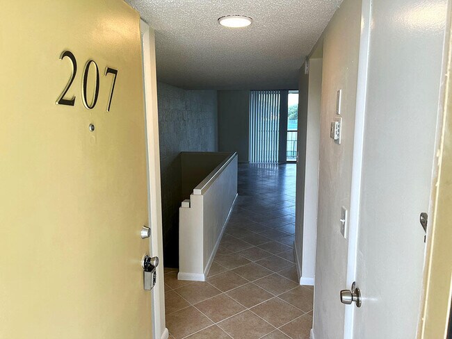 Building Photo - 2828 Tennis Club Dr