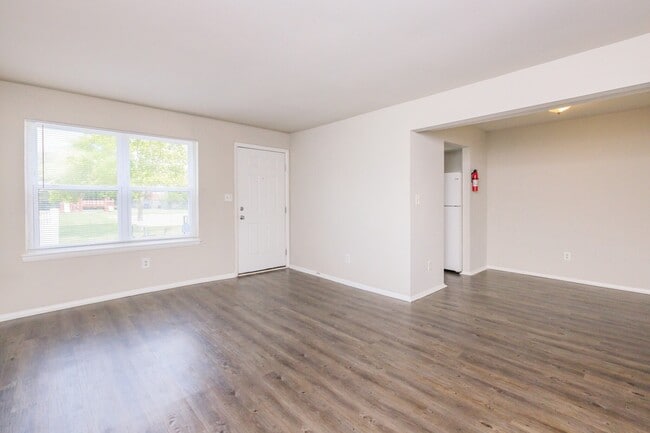 Building Photo - 3218 Green Lakes Dr