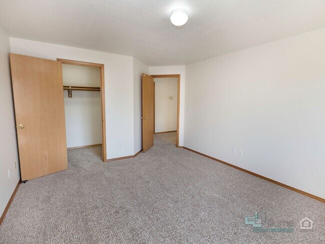 Building Photo - Stunning 3 bedroom 2.5 bathroom Home