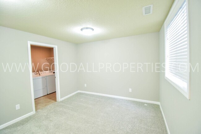 Building Photo - 3 Bedroom 2 Bath Townhome end unit in Glenn Village!!!