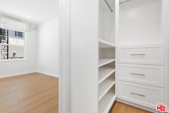 Building Photo - 345 N Sycamore Ave