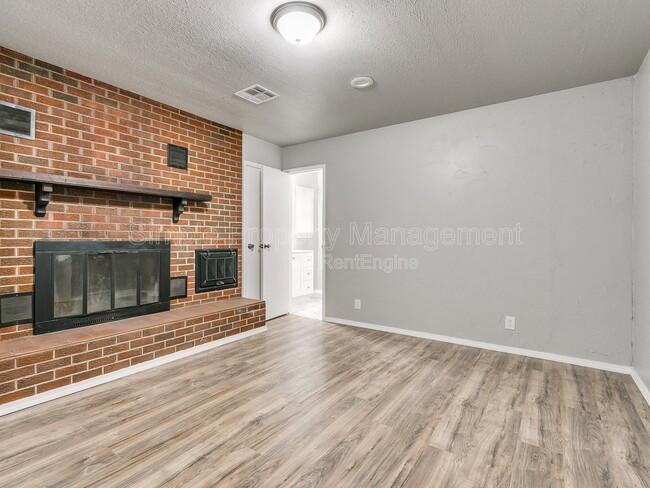 Building Photo - 409 E Hill Dr