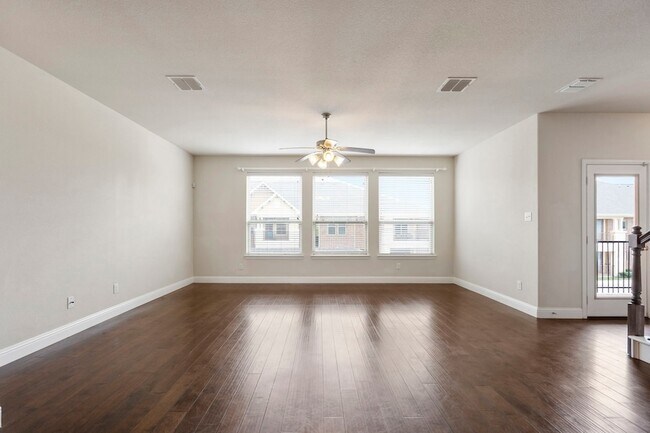 Building Photo - 2640 Venice Dr