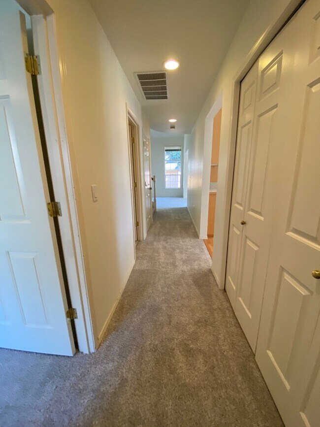 Building Photo - Spacious 4 bedroom 2.5 traditional house