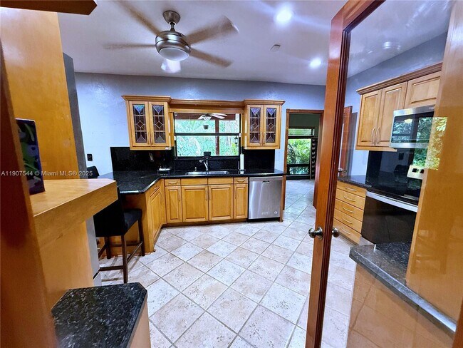 Building Photo - 1915 Country Club Prado