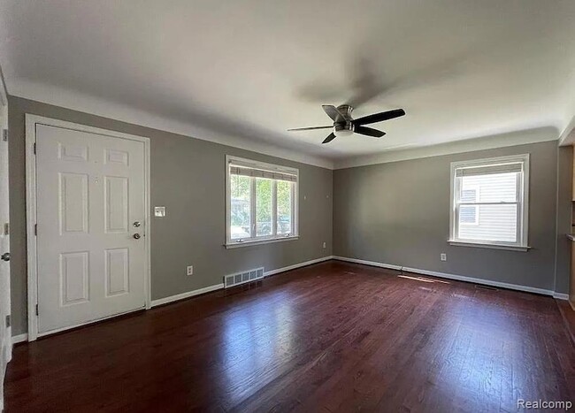 Building Photo - 902 E Windemere Ave