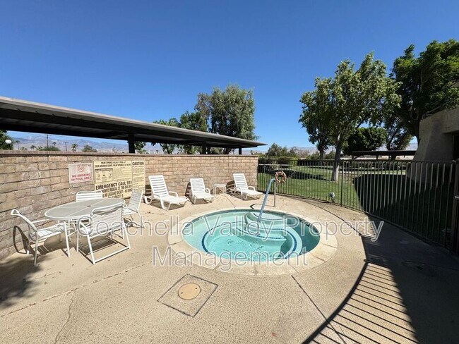Building Photo - 2820 N Arcadia Ct