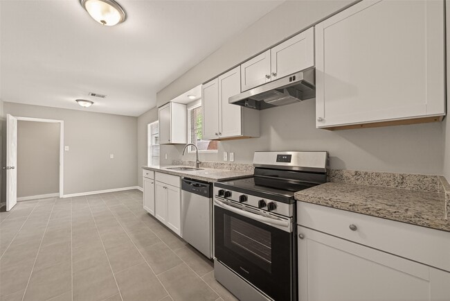 Building Photo - 226 W 4th St