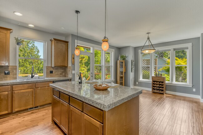 MAIN HOUSE - KITCHEN & DINING AREA - 421 5th Ave