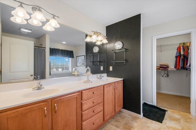 Building Photo - 705 Bergamot Dr