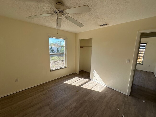 Building Photo - Spacious 4-Bed Pool Home in Gulf Gate East - Available Now!