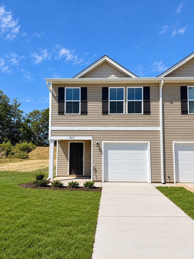 Building Photo - 844 Pine Cone Ln