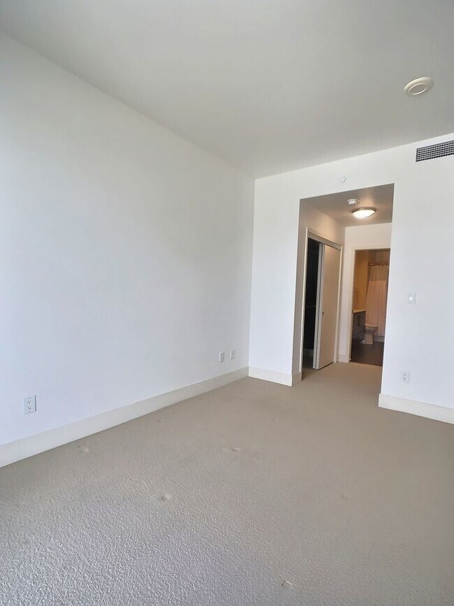 Building Photo - Beautiful 1 Bedroom/1 Bathroom Condo at The 88