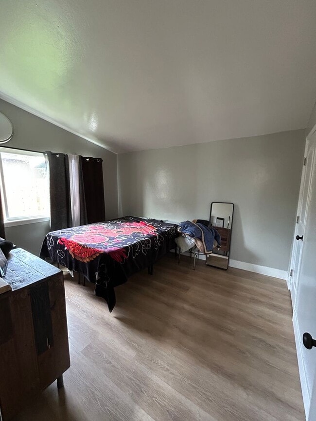 Building Photo - Updated in North Hanford