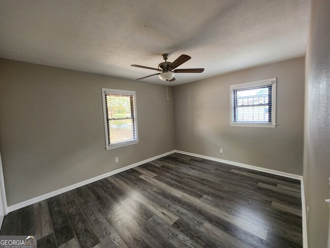 Building Photo - 4524 Lasalle Dr