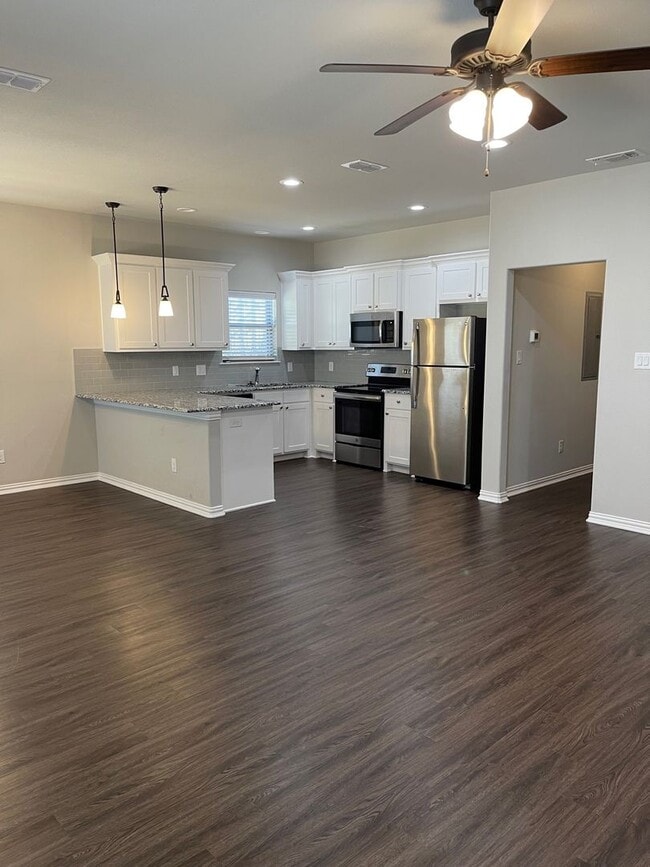 Building Photo - COMING SOON 4/2 BROCK ISD + LAWNCARE INCLU...