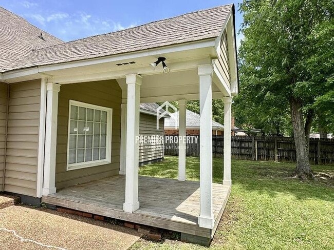 Building Photo - 6667 Amersham Dr