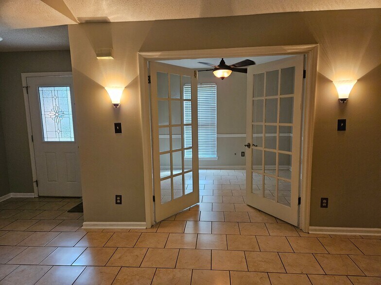 Building Photo - 3877 Villa Ln