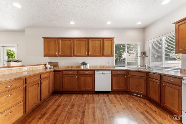 Building Photo - Single Family Home For Rent
