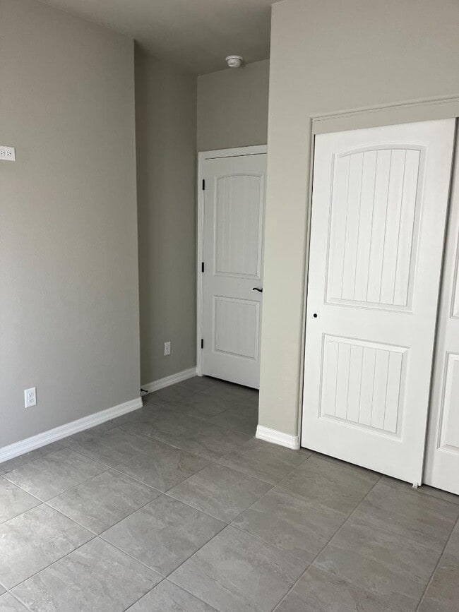 Building Photo - 10615 E 45th Pl