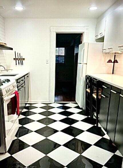 Building Photo - 45 Elm St