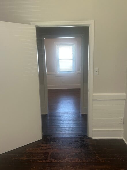 Building Photo - 520 E Hall Ln