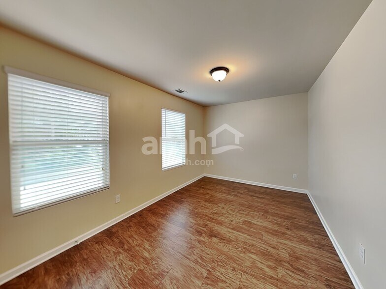 Building Photo - 3525 Mica Cir SE