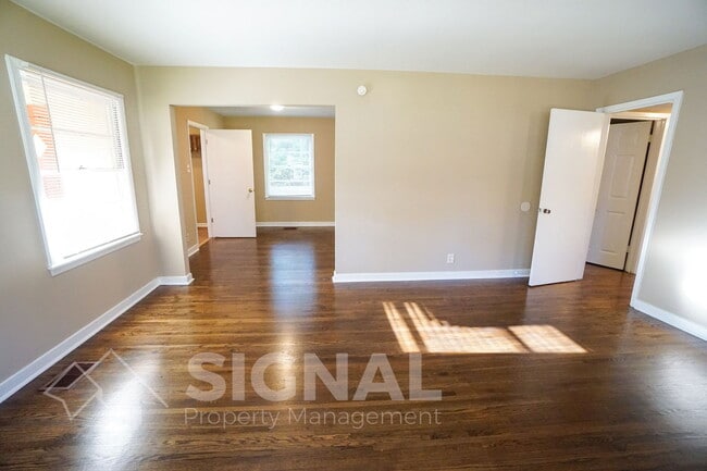 Building Photo - 748 Meadowbrook Dr