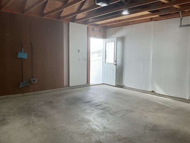 Building Photo - Beautiful 3 Bedroom, 2.5 Bath Townhouse in...