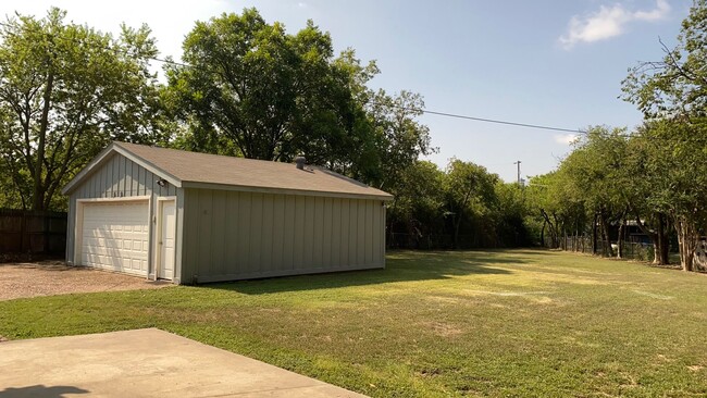 Building Photo - Amazing Ranch Style on HUGE lot!