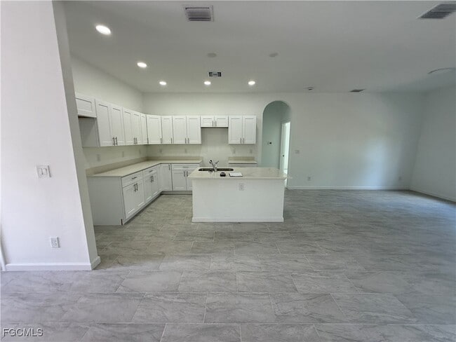 Building Photo - 1047 Hobart St