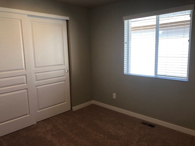 Building Photo - 2 Bedroom in NE Bend