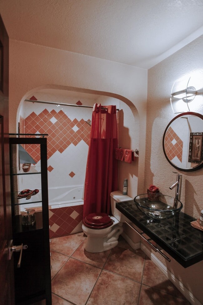 Building Photo - 1632 Siskiyou Dr