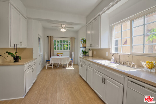 kitchen area - 1025 S Burnside Ave