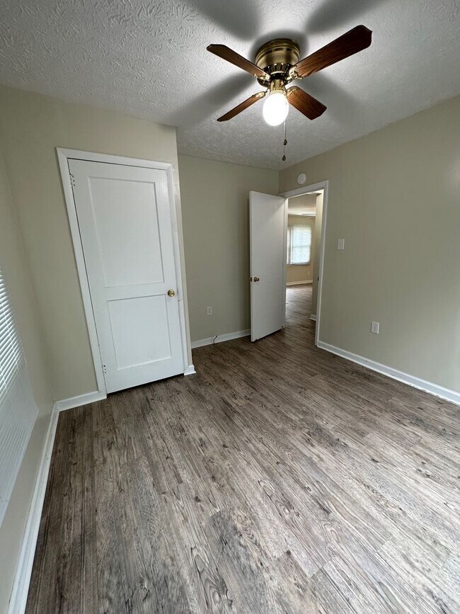Building Photo - 1528 Redwood Dr