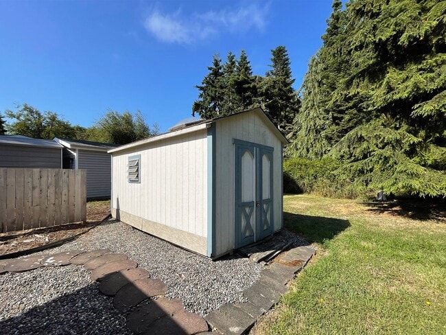 Building Photo - 121 Ivy Ln