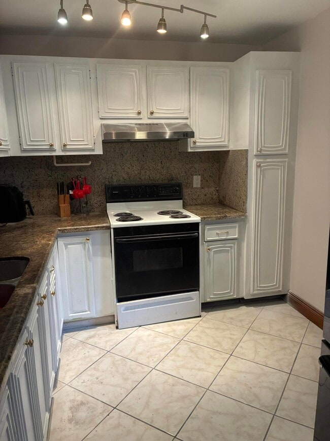 Building Photo - 2821 Somerset Dr