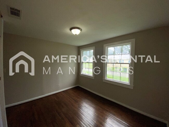 Building Photo - 104/105 7th Ave SE