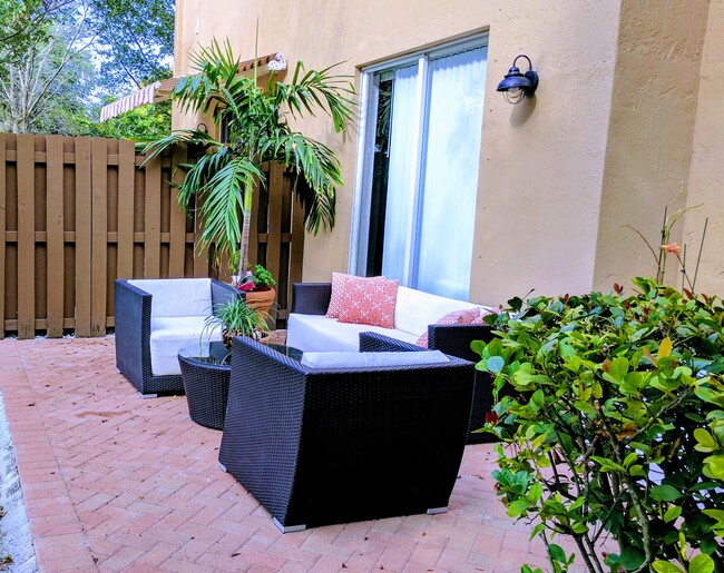 Building Photo - 6890 Julia Gardens Dr