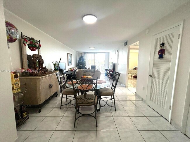 Building Photo - 910 Michigan Ave