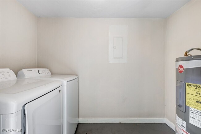 Building Photo - 5453 16th Pl SW