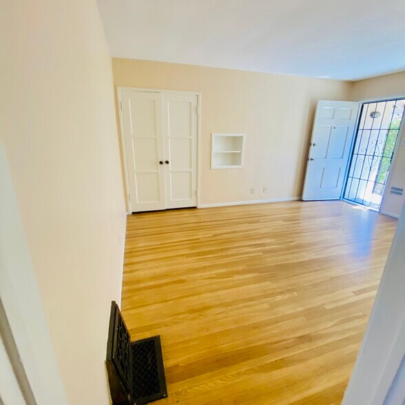Building Photo - 1309 N Screenland Dr