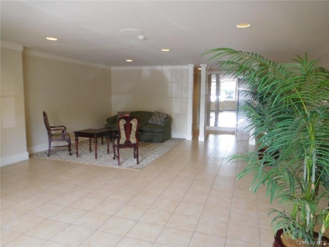 Building Photo - 2 Consulate Dr