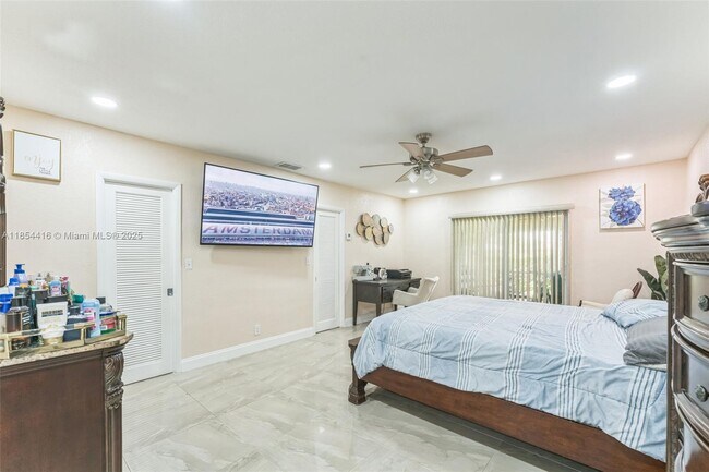 Building Photo - 5706 S Travelers Palm Ln