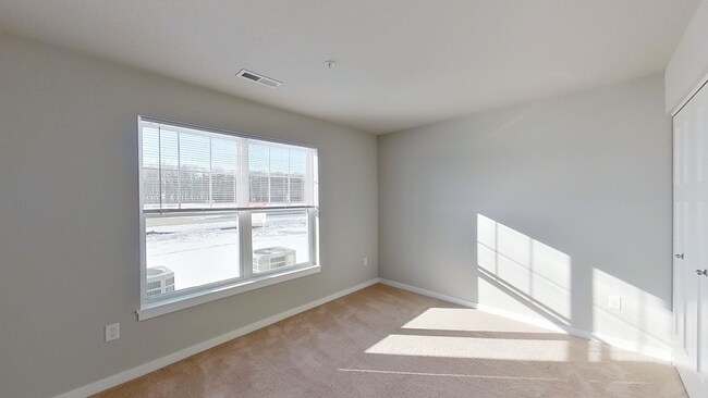 Building Photo - Like New Condo Style Lower 2 Bedroom 2 Bathroom plus Den Apartment